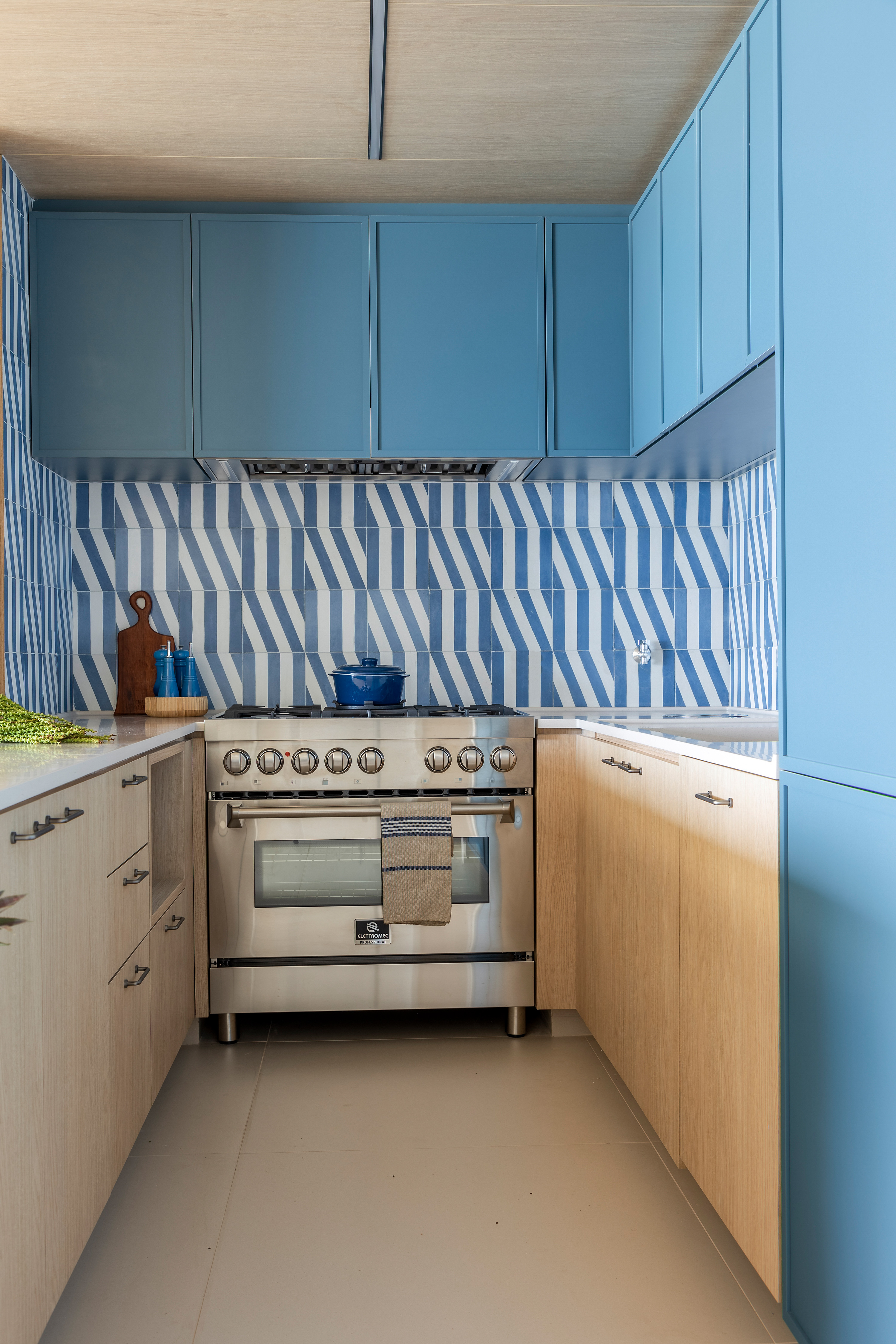 Cozinha com ladrilho hidr&aacute;ulico estampado azul