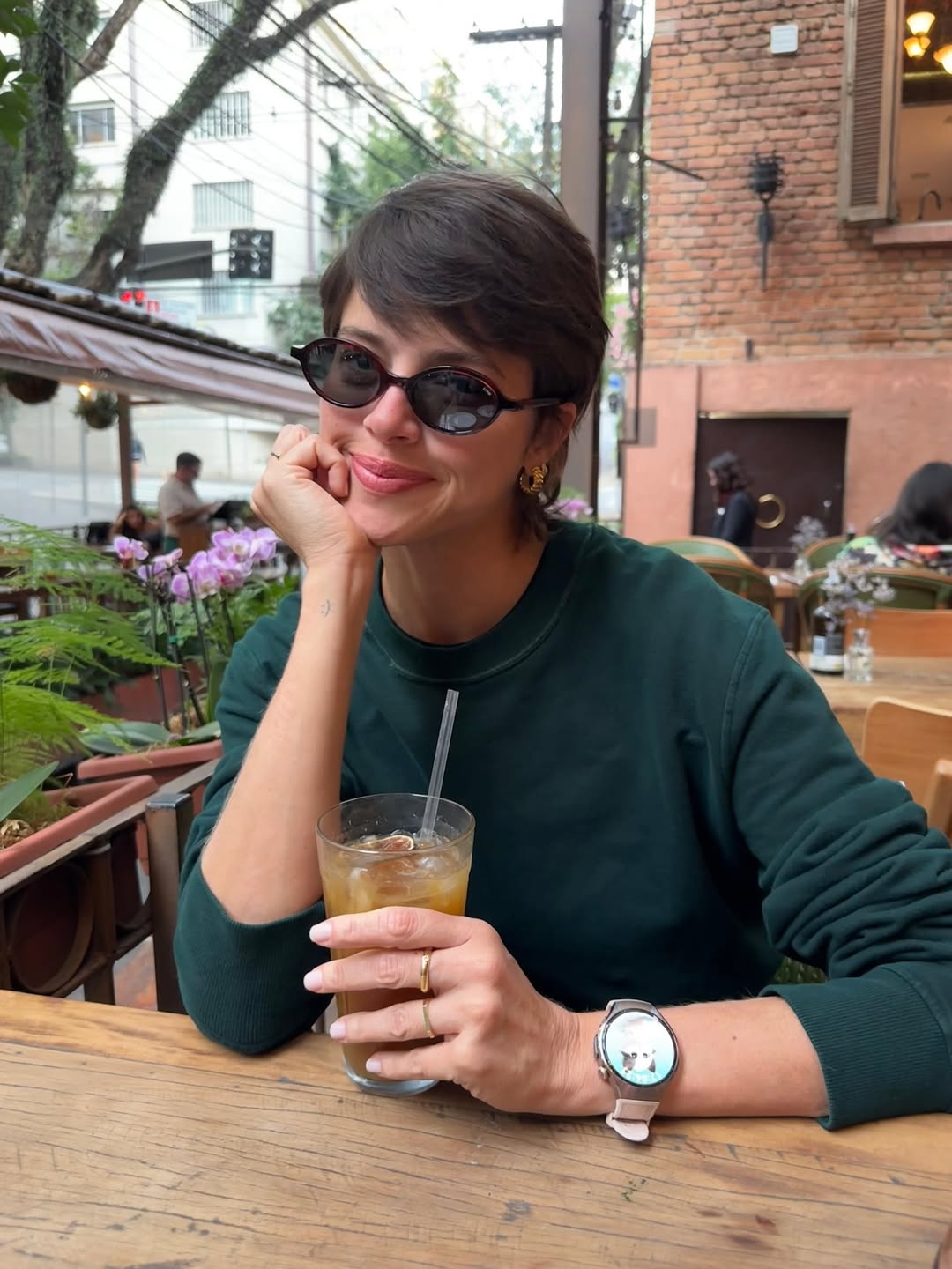 Foto de Agatha Moreira. Ela &eacute; branca, tem cabelo preto e curto, com o corte pixie