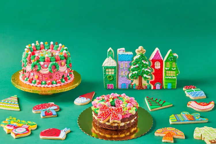 Doces servidos em mesa com fundo verde