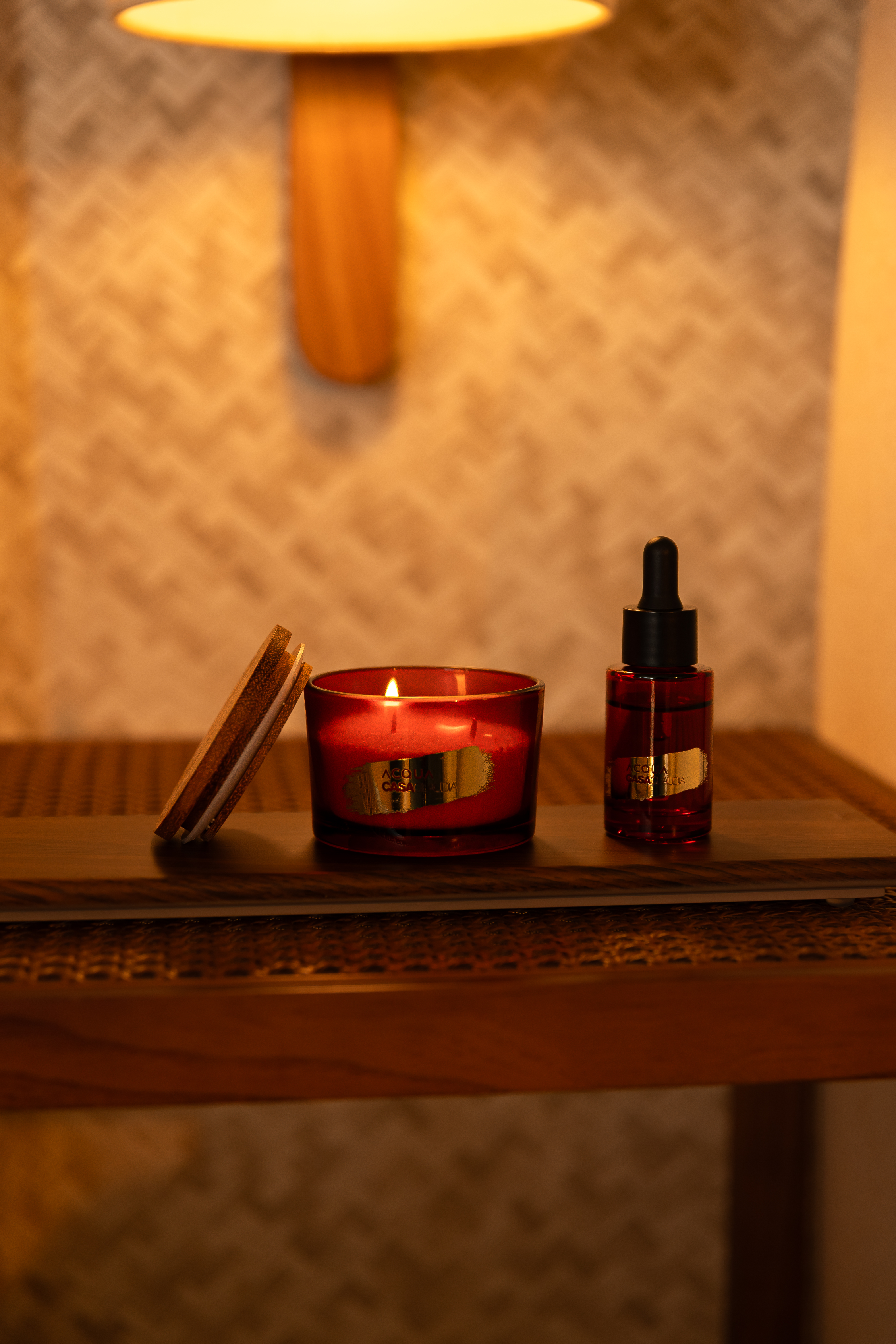 Mulher utilizando vela arom&aacute;tica Acqua Aroma Casa Claudia Velvet Cherry em ambiente acolhedor, criando clima de relaxamento e renova&ccedil;&atilde;o para o in&iacute;cio do ano