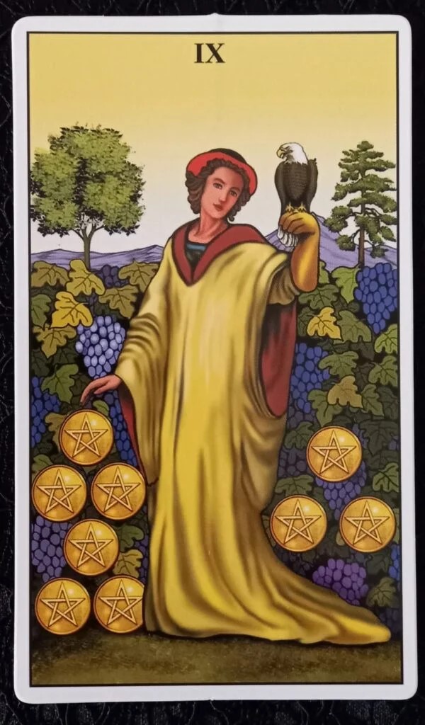 Imagem da carta nove de ouros representando independ&ecirc;ncia emocio nal e reconhecimento de valor