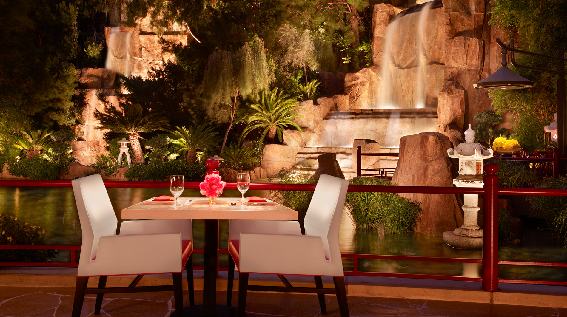 Mesa de restaurante com vista para cachoeira.