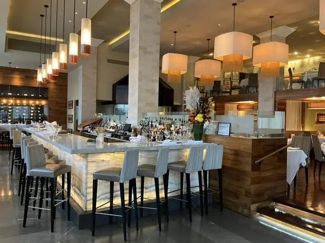 Parte interna de restaurante com mesas espa&ccedil;osas