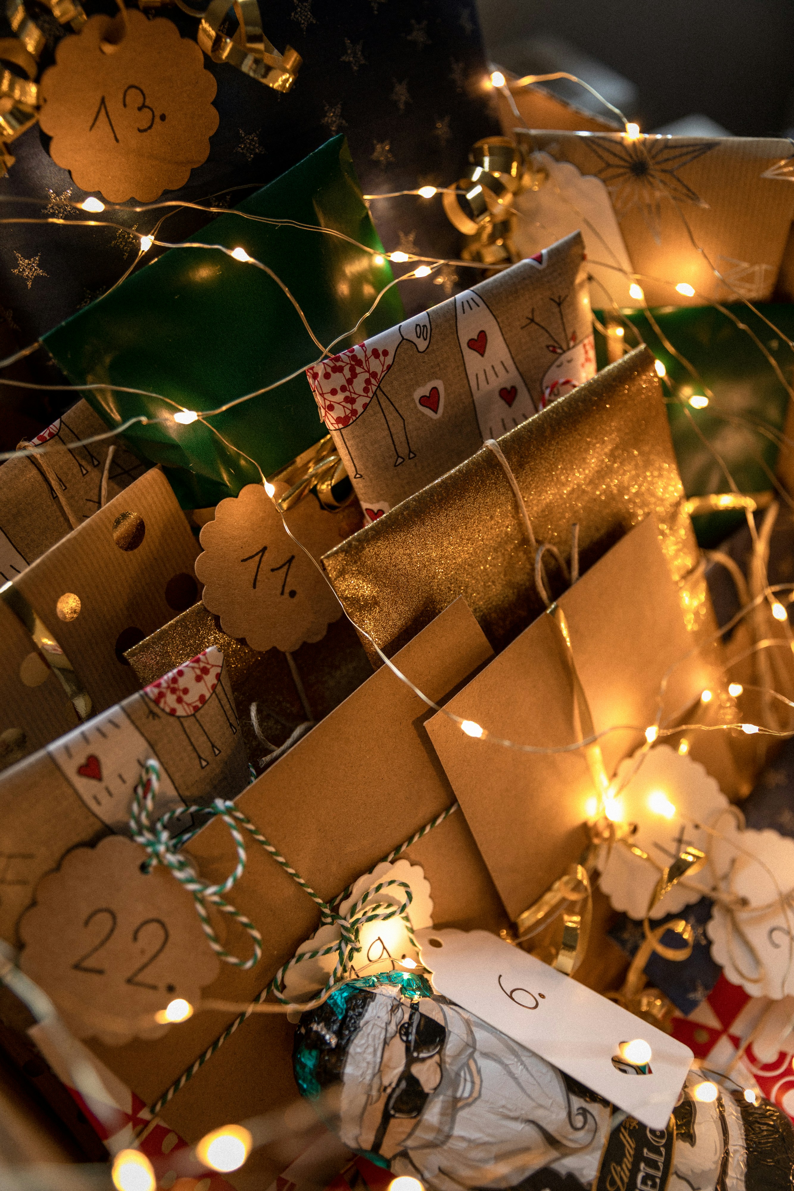 Presentes de Natal em p&eacute; sob a &aacute;rvore