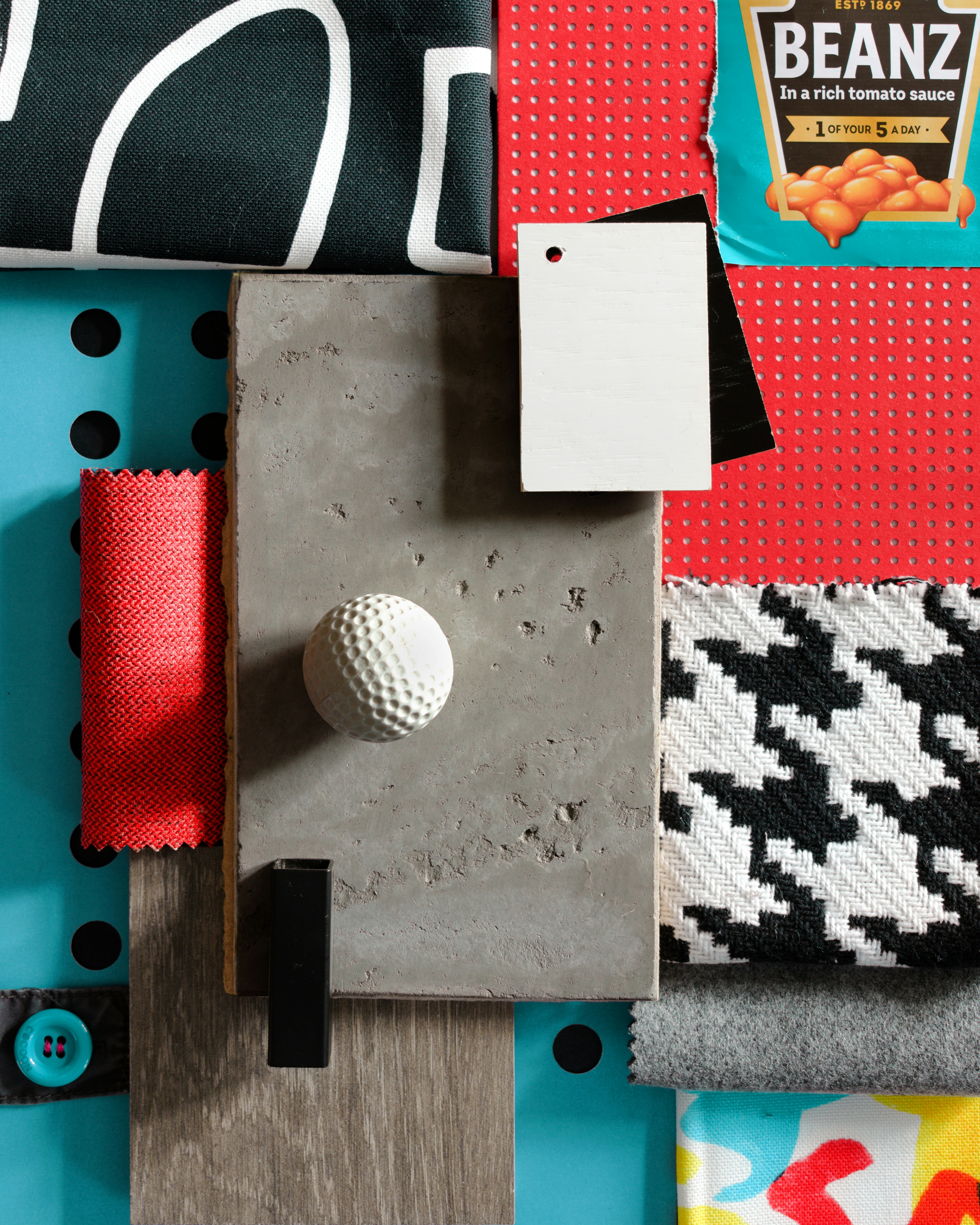 Arte com itens aleat&oacute;rios como logos de marcas, peda&ccedil;os de pano e bolas de jogos;