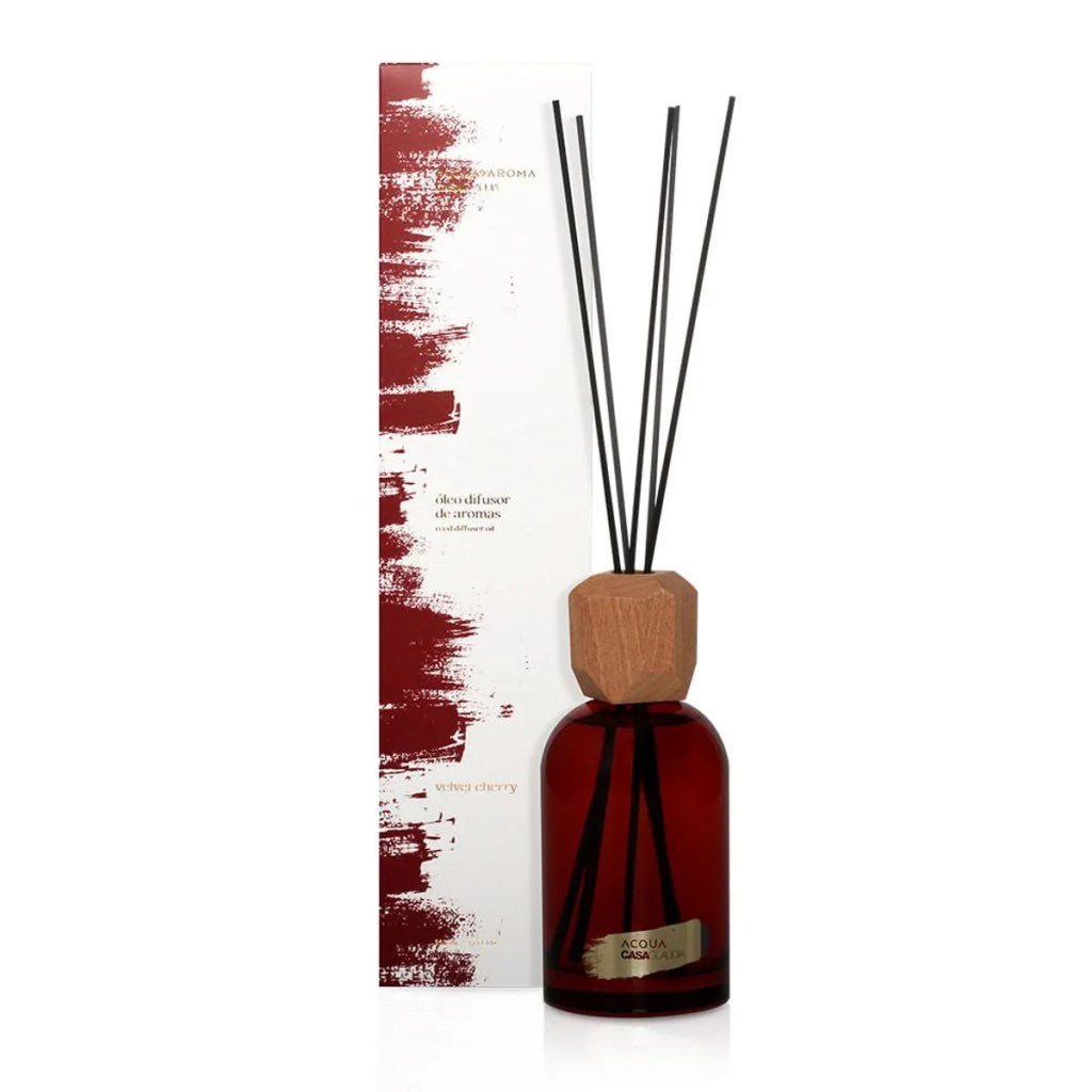 Difusor de aromas com varetas Velvet Cherry Acqua Aroma Casa Claudia, unindo design contempor&acirc;neo, fragr&acirc;ncia sofisticada e decora&ccedil;&atilde;o sensorial