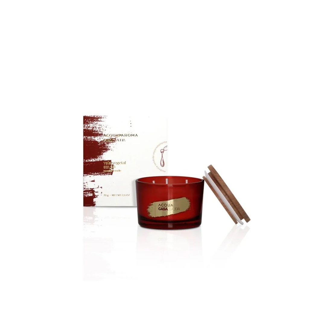 Vela arom&aacute;tica vegetal Velvet Cherry Acqua Aroma Casa Claudia com pavios de madeira, perfeita para criar atmosfera de introspec&ccedil;&atilde;o e aconchego