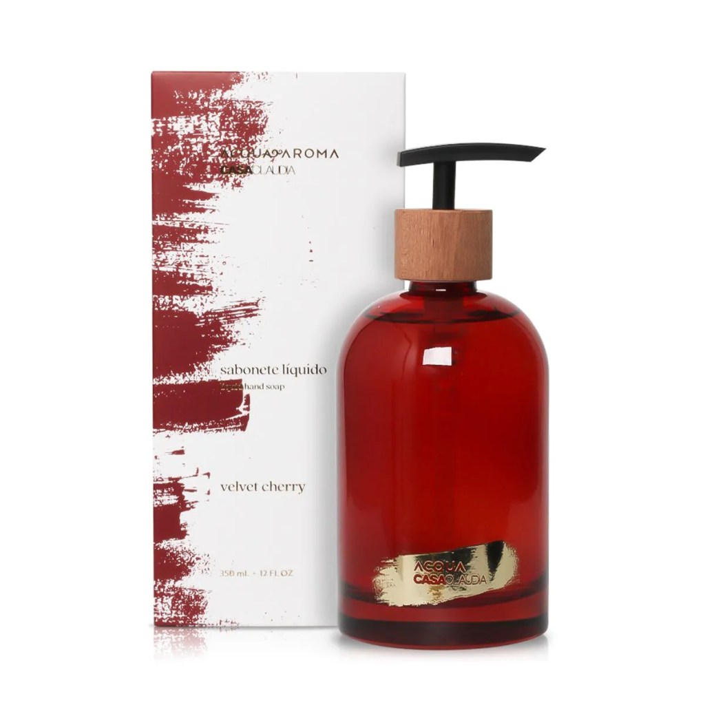 Sabonete l&iacute;quido Velvet Cherry Acqua Aroma Casa Claudia em frasco de vidro vermelho, combinando cuidado pessoal, aroma envolvente e decora&ccedil;&atilde;o elegante.