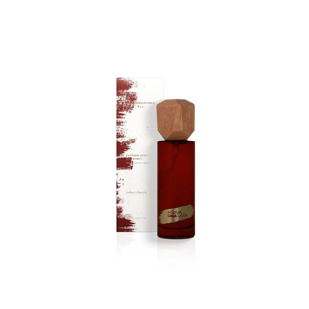 Perfume para ambientes Velvet Cherry Acqua Aroma Casa Claudia em frasco de vidro com tampa de madeira, ideal para renovar os espa&ccedil;os no in&iacute;cio do ano