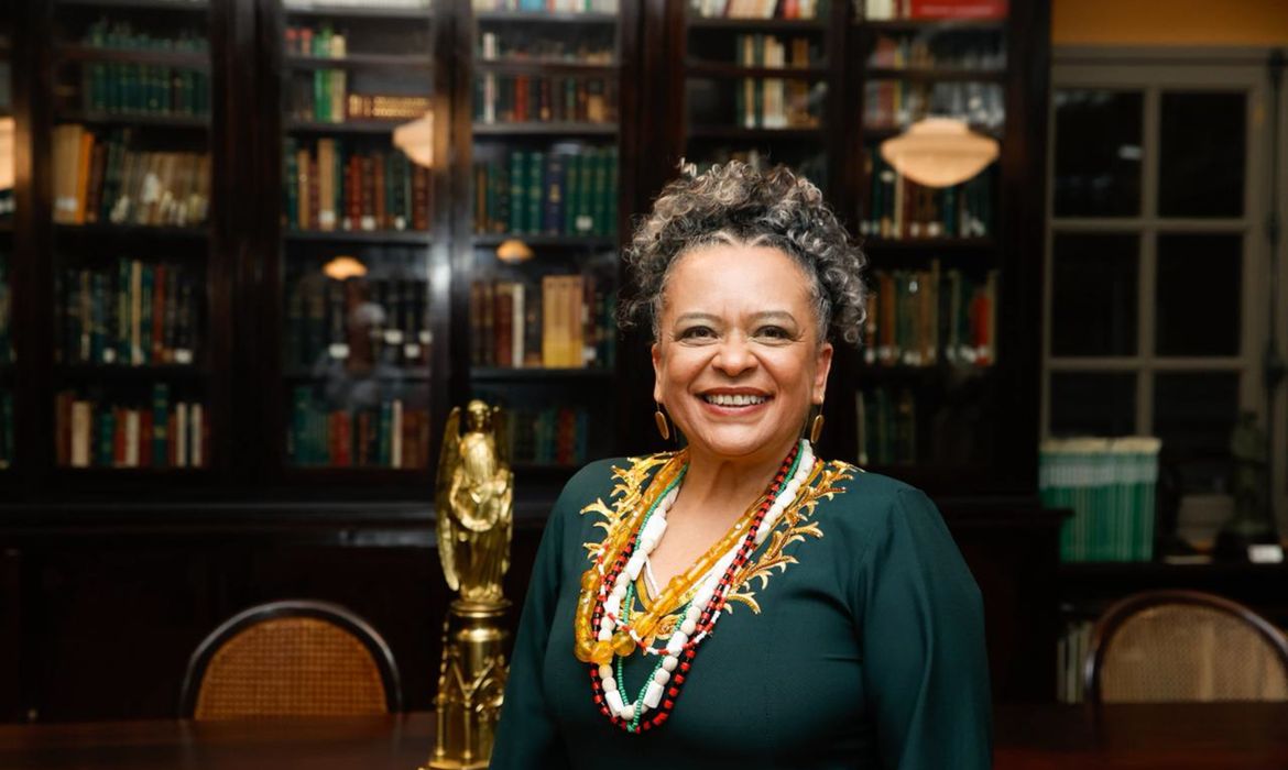 Imagem da escritora Ana Maria Gon&ccedil;alves.