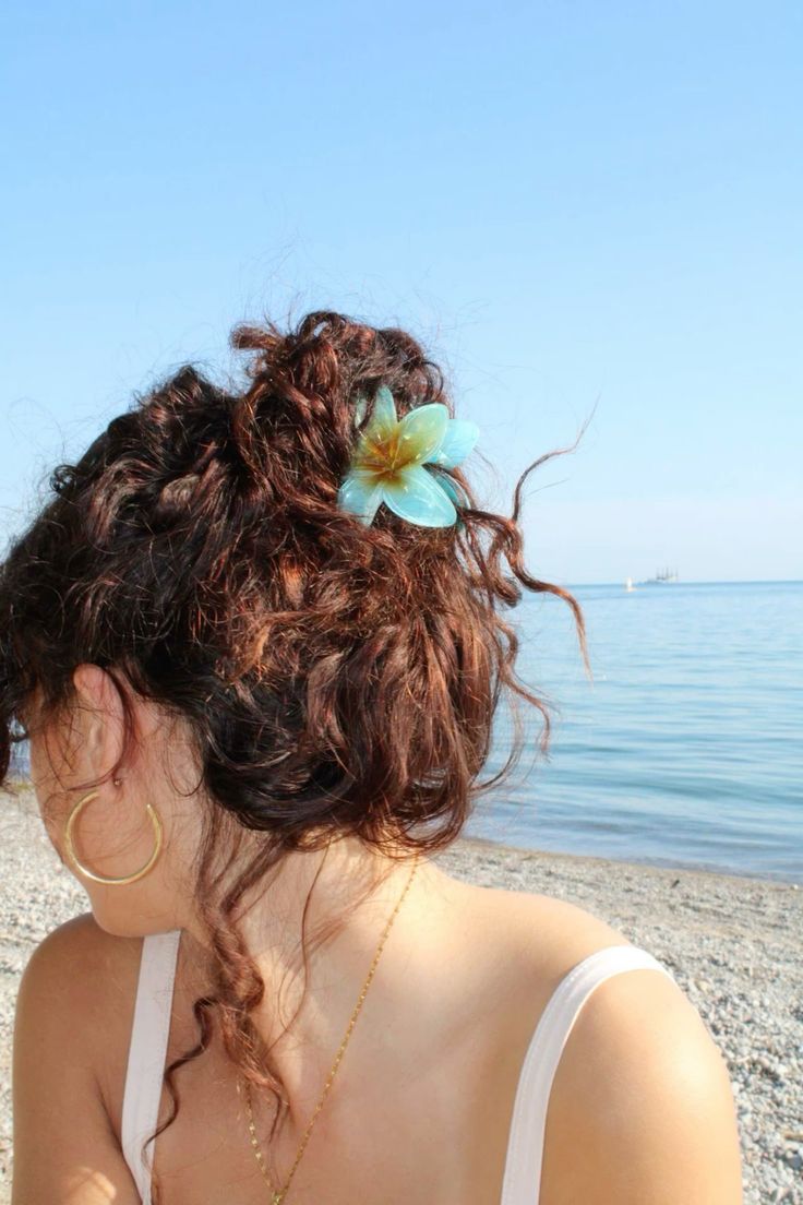 Coque despojado com acess&oacute;rio &eacute; uma op&ccedil;&atilde;o pr&aacute;tica de penteado para usar na praia