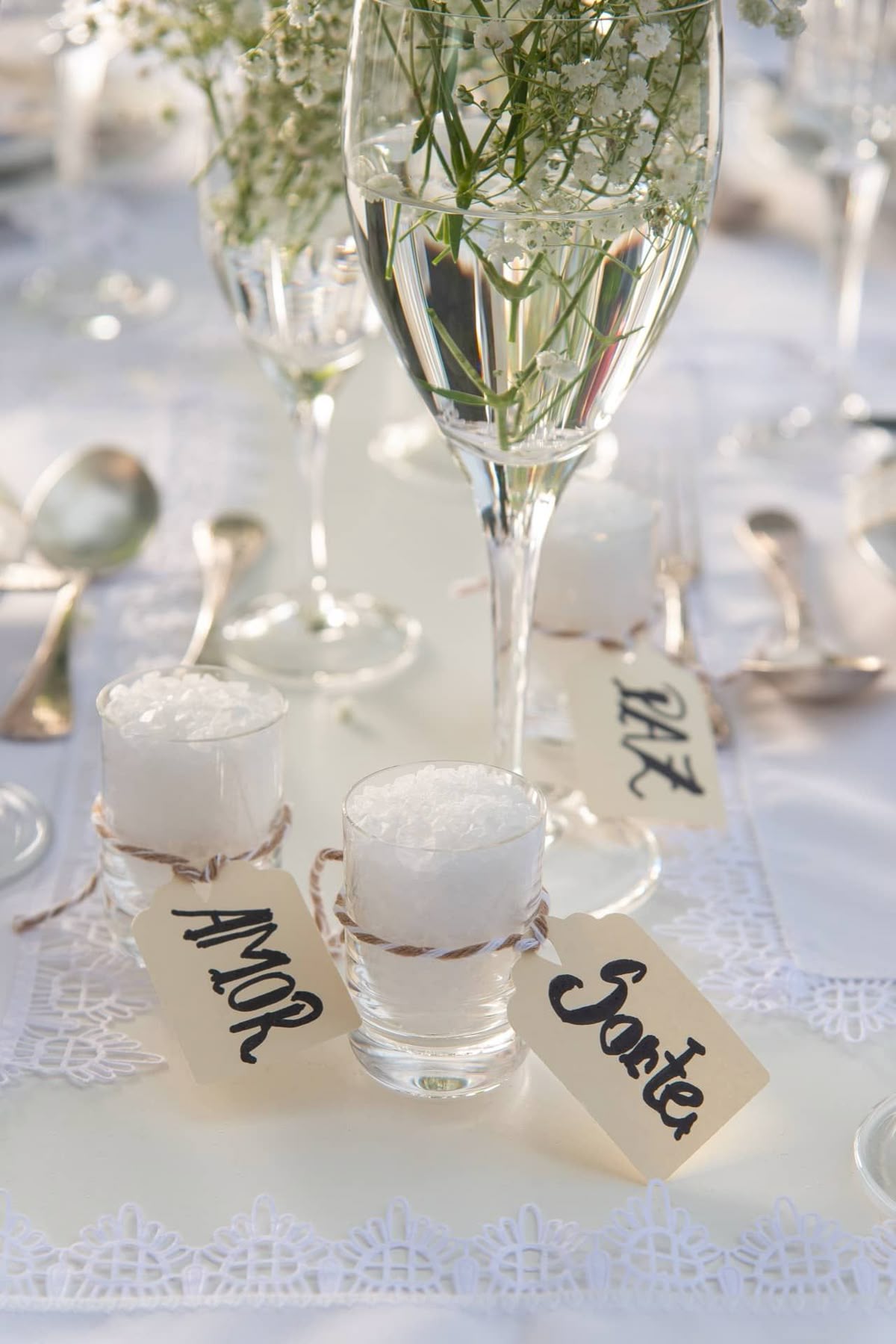 Velas com etiquetas escrito 