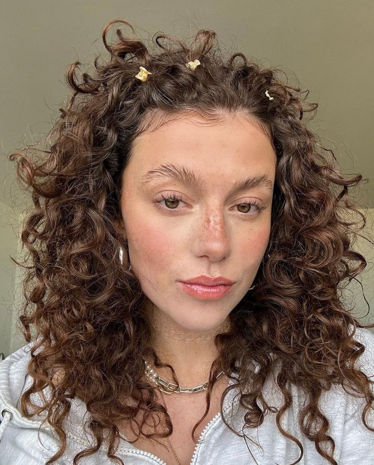 Franja presa com presilhas &eacute; penteado f&aacute;cil para controlar o cabelo na praia