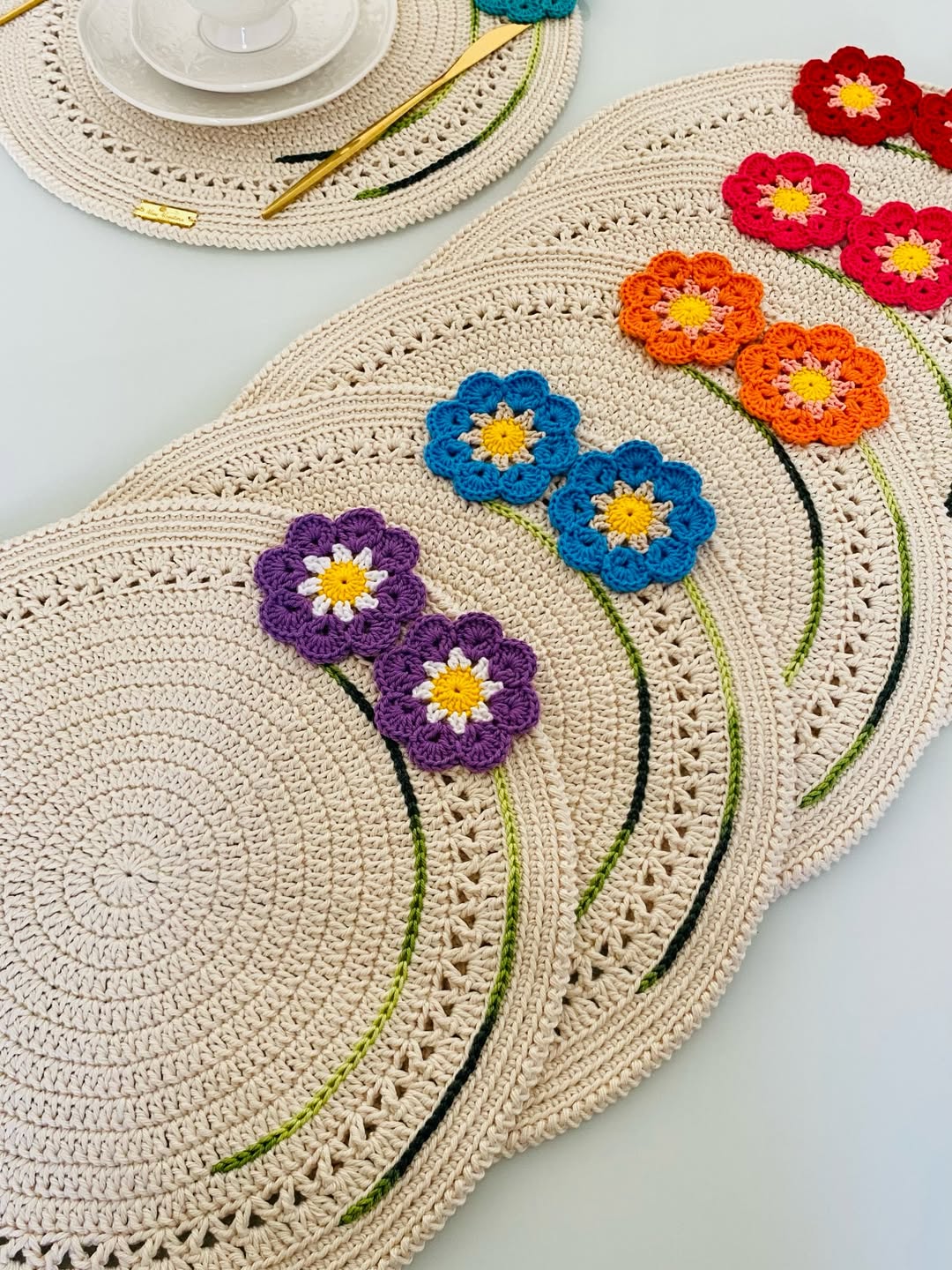 Sousplat bege com flores coloridas no topo