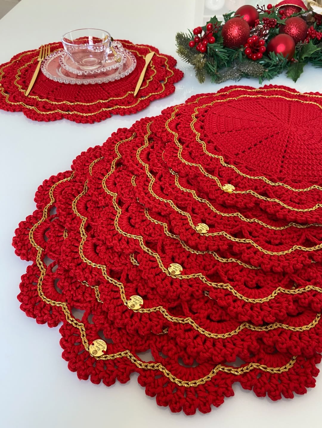 Sousplat vermelho e dourado de Natal.