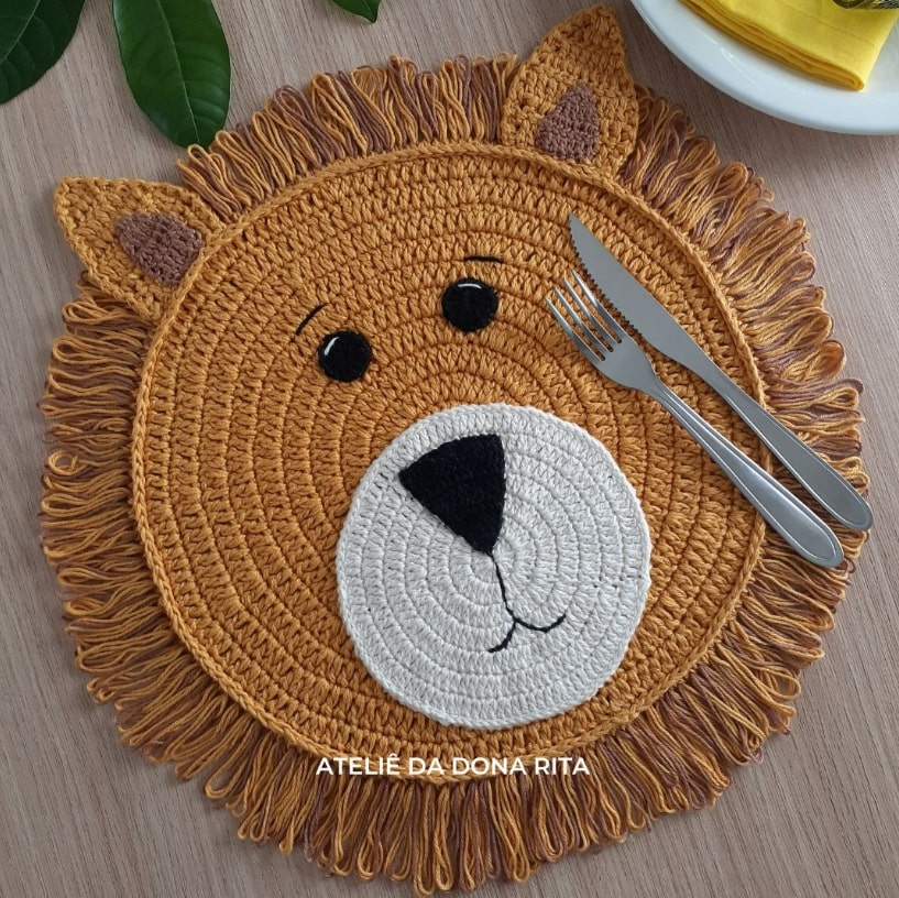 Jogo americano que imita cabe&ccedil;a de le&atilde;o