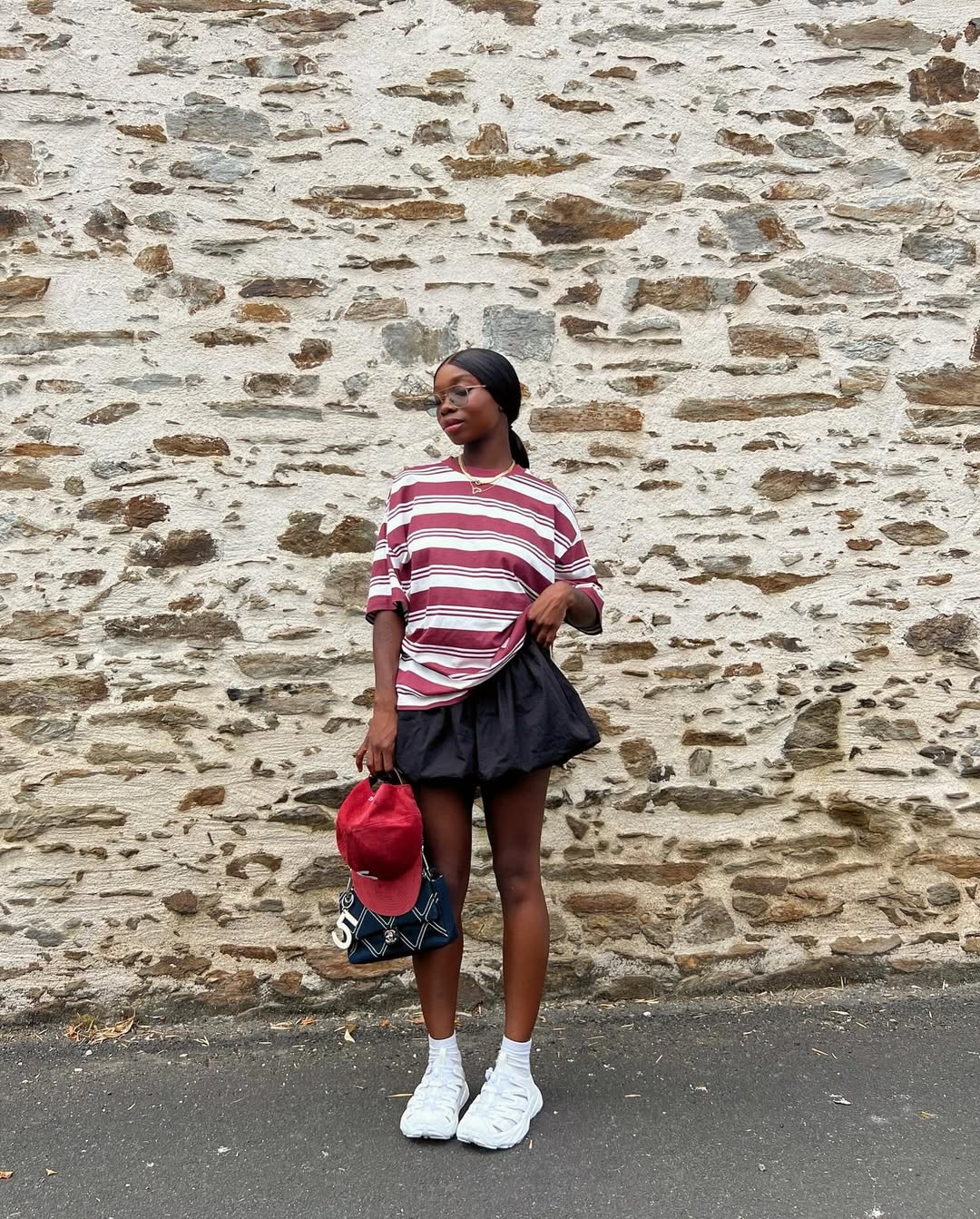 look descolado com camiseta listrada para um Natal casual