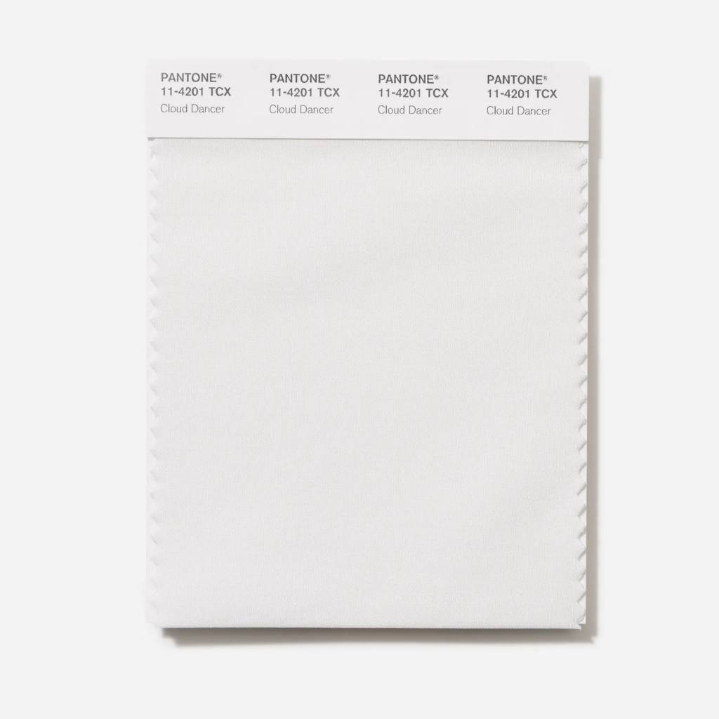 Amostra do tecido Pantone 11-4201 Cloud Dancer, um tom de branco suave eleito como Cor do Ano 2026.