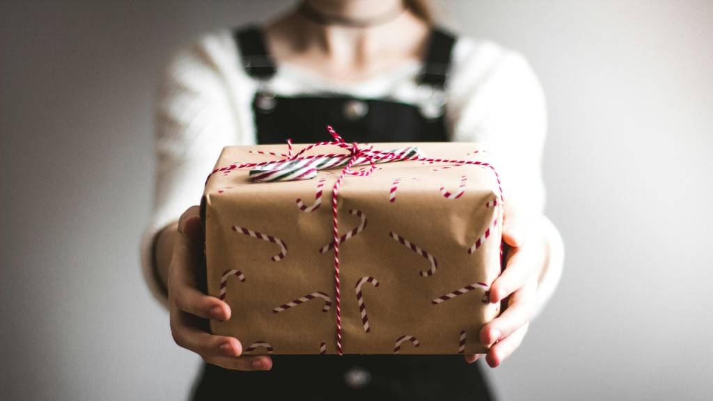 Como fazer presentes de Natal com itens de brechó
