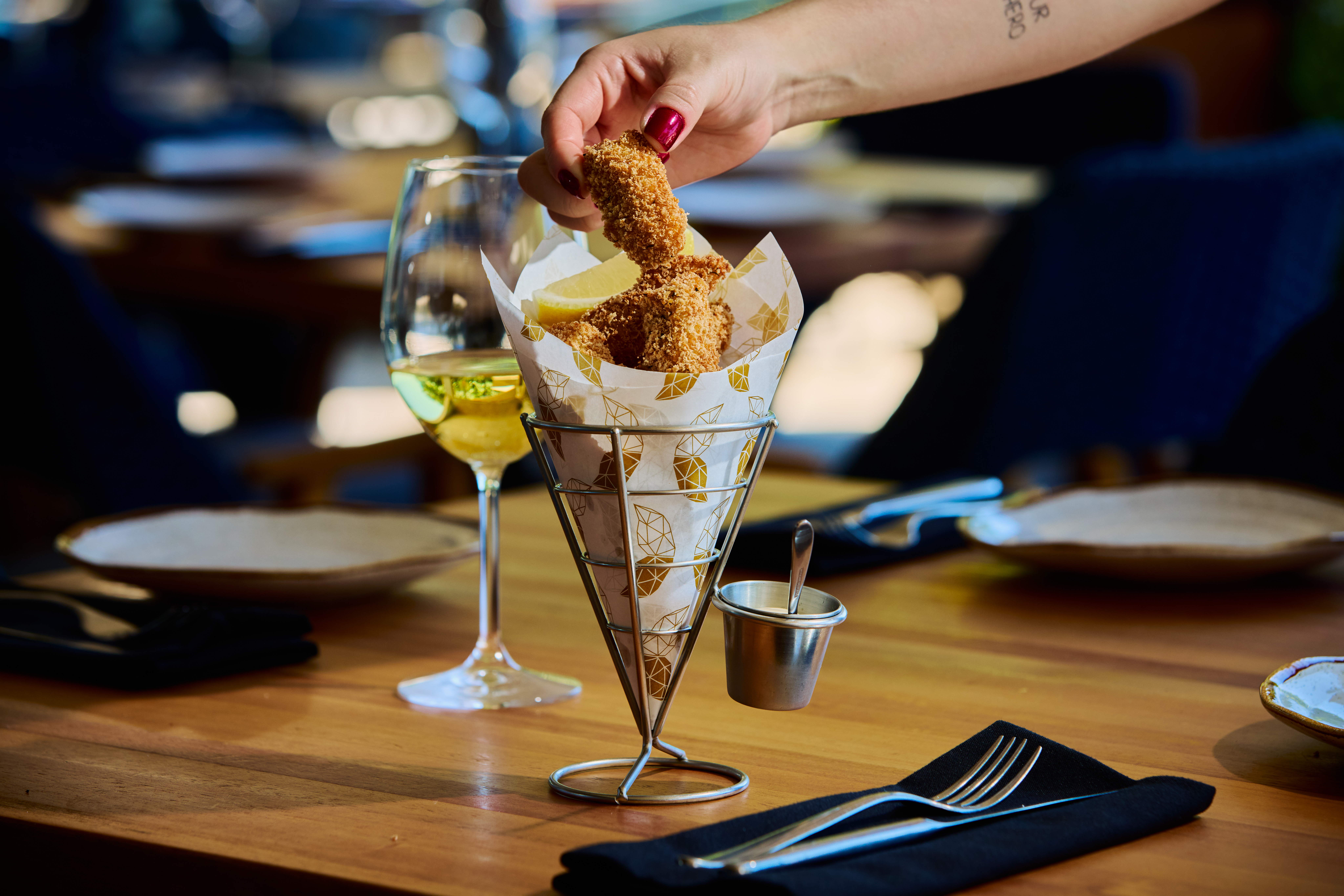 Imagem de petisco natalino em cima da mesa em formato de cone do restaurante Baleia Rooftop