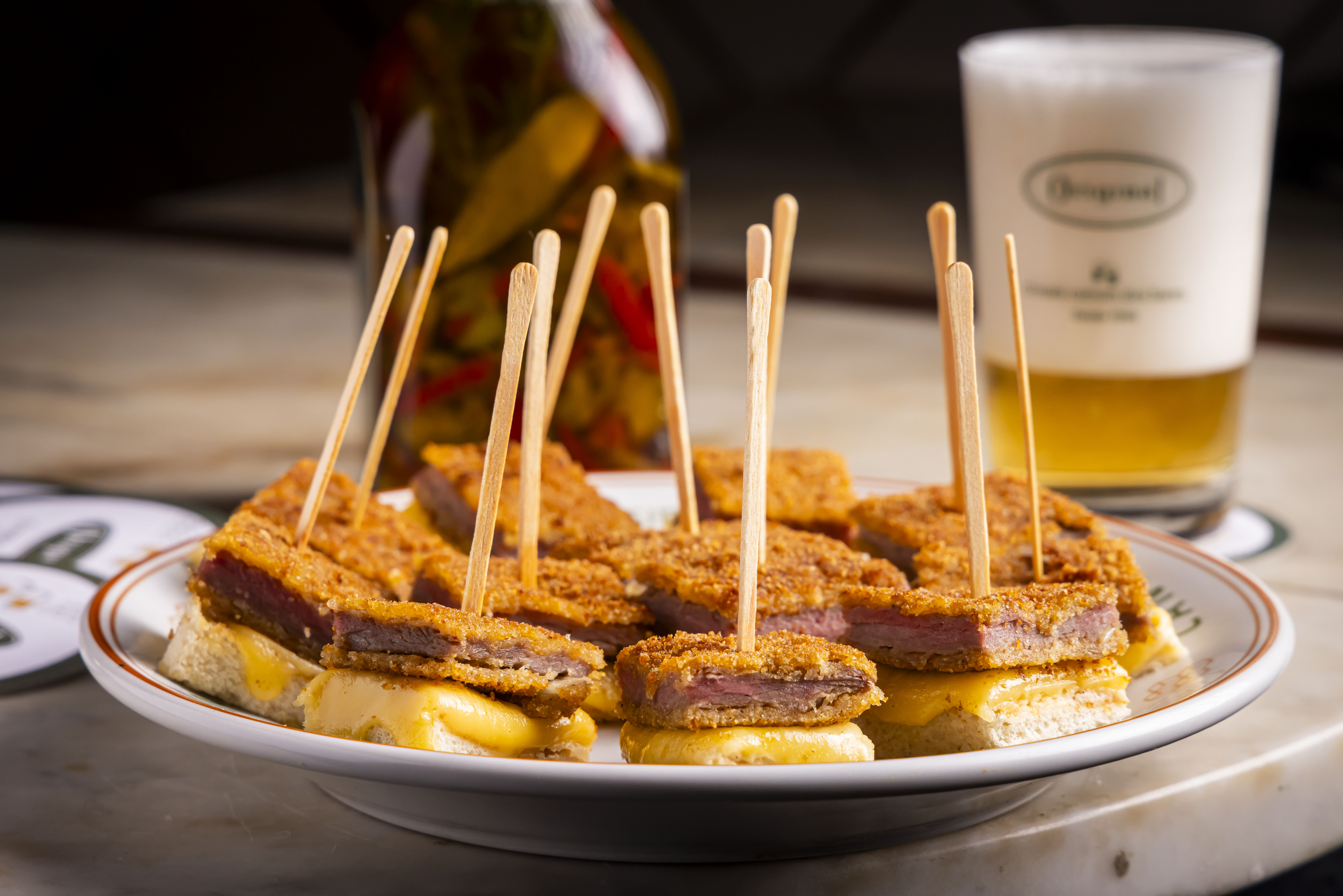 Imagem de pequenos petiscos em prato servidos em espeto para substituir a ceia de Natal