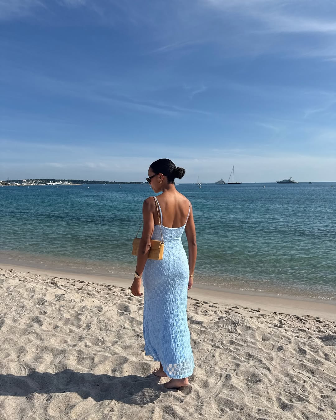 Look azul claro para R&eacute;veillon 2026: vestido leve para atrair paz e serenidade