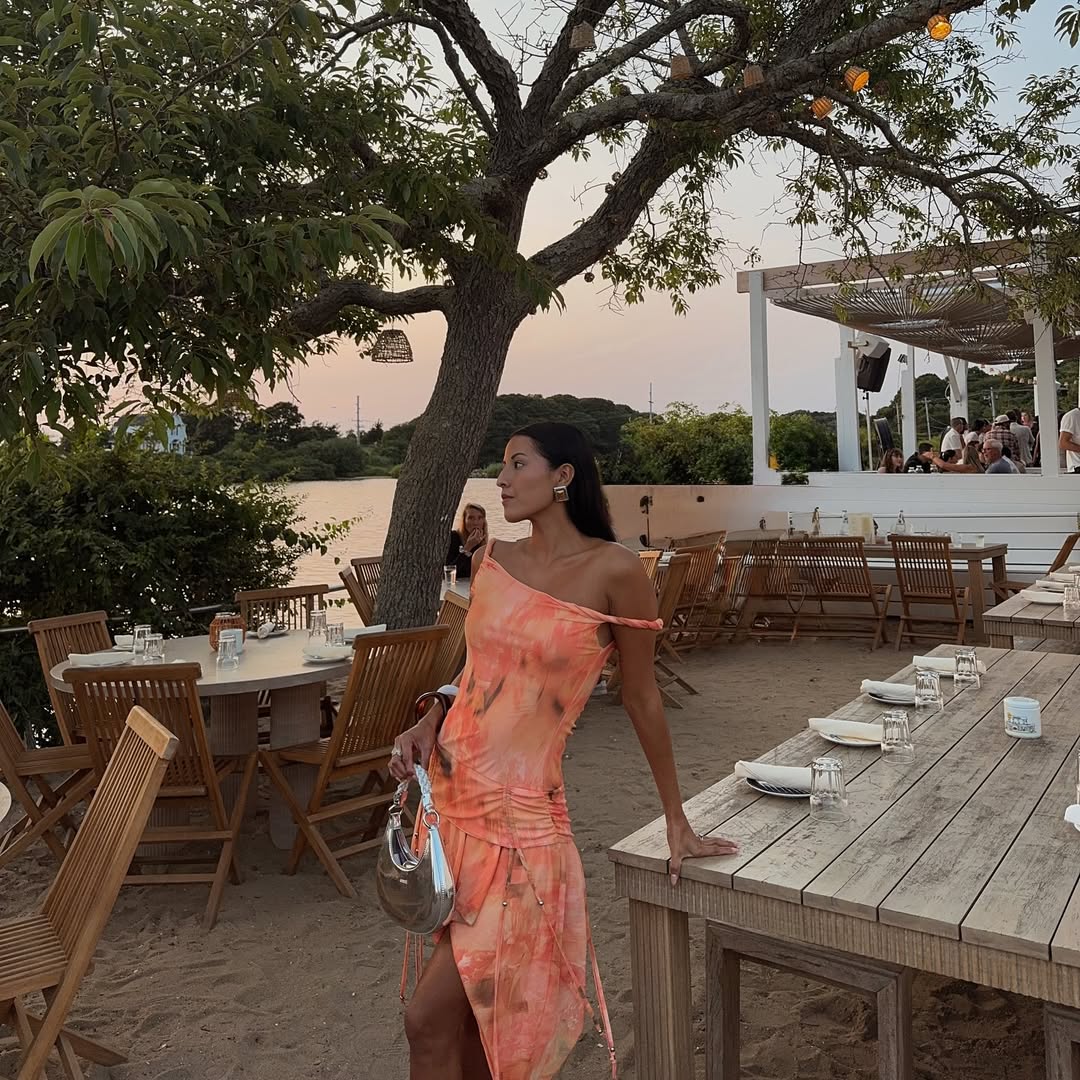 Look laranja p&ecirc;ssego para R&eacute;veillon 2026: vestido moderno para atrair vitalidade