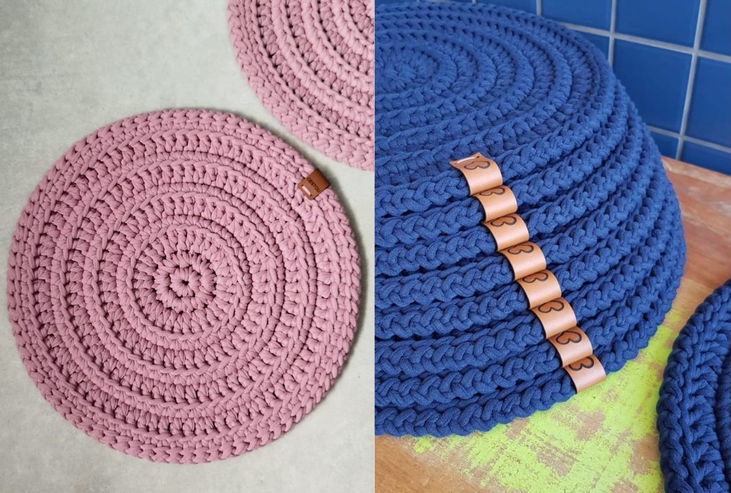 Sousplat de crochet em rosa beb&ecirc; e azul vibrante