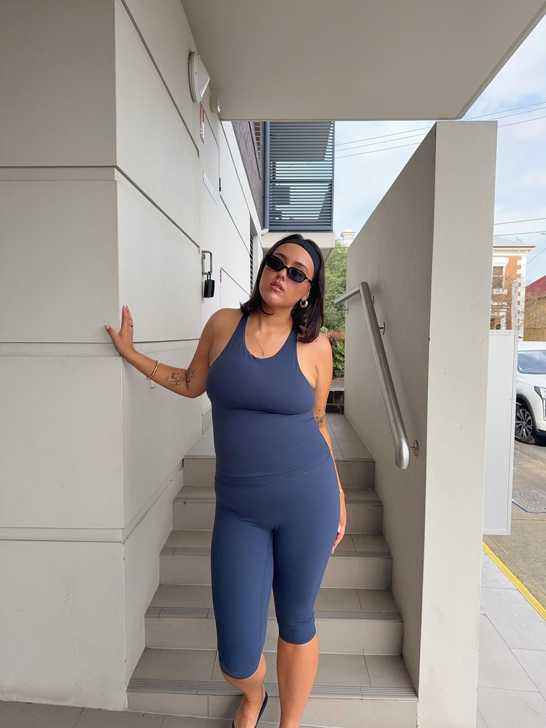 Look fitness com cal&ccedil;a capri azul e top