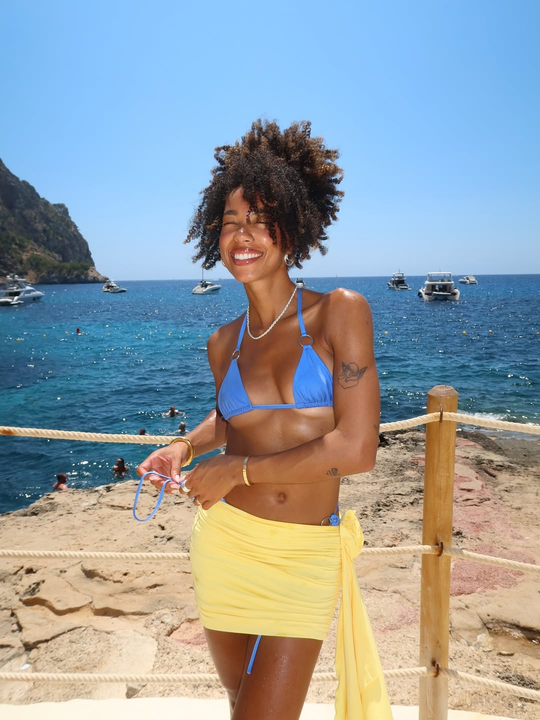 Biqu&iacute;ni azul vibrante com pare&ocirc; colorido &eacute; aposta do ver&atilde;o 2026