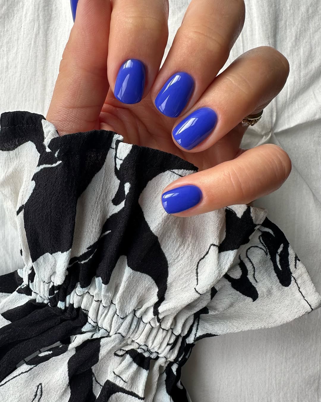 Esmalte azul cobalto: cor moderna do ver&atilde;o 2026