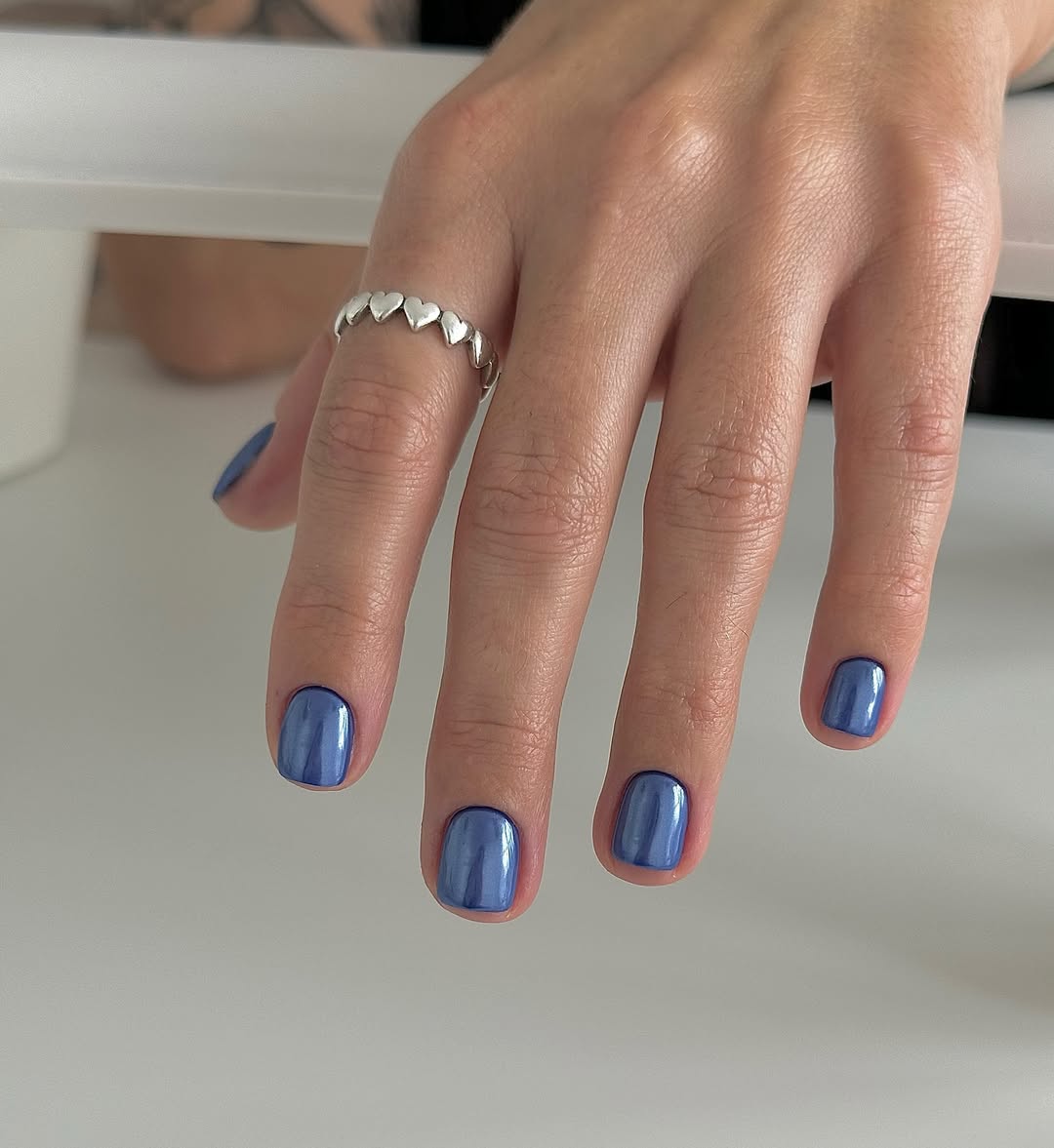 Unhas azuis para o R&eacute;veillon s&atilde;o alternativas modernas ao esmalte branco