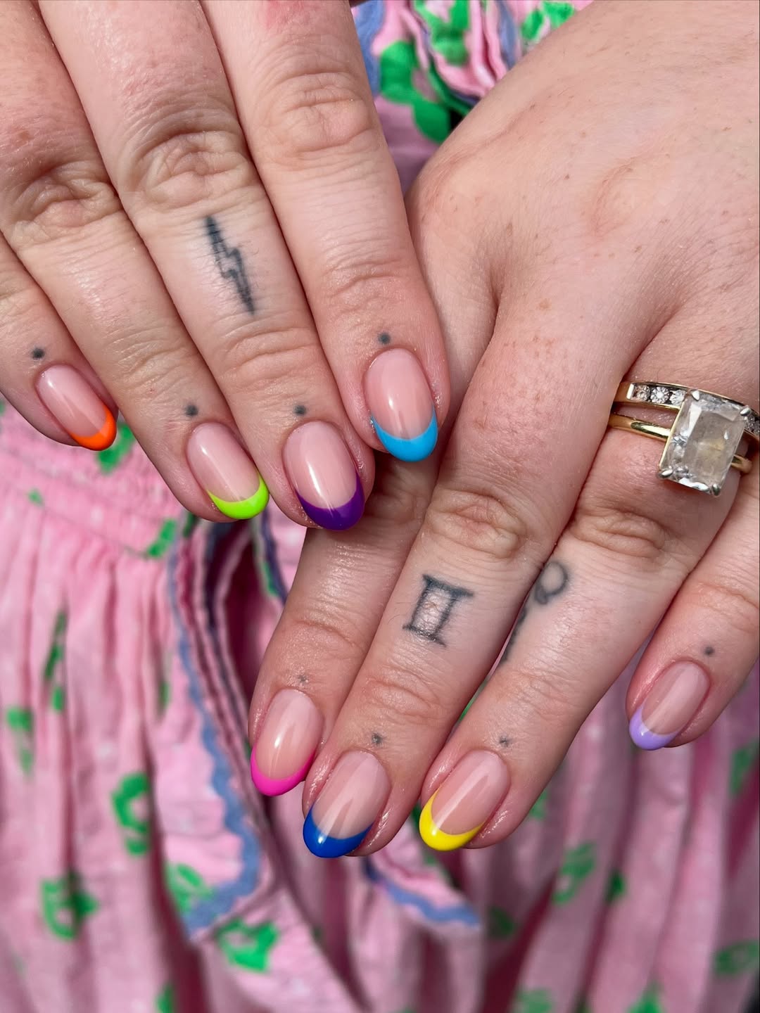 Francesinha colorida &eacute; aposta moderna para unhas de R&eacute;veillon