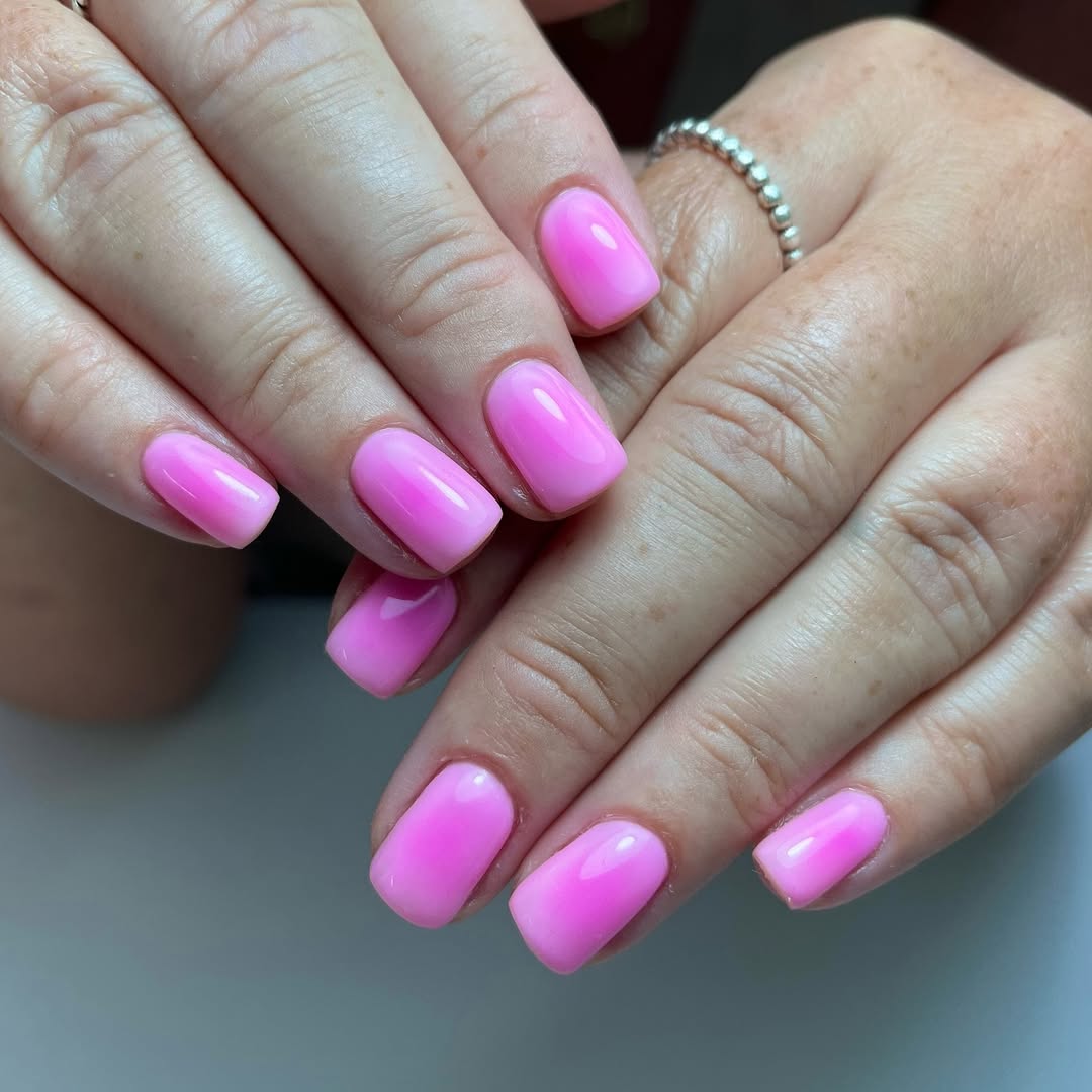 Unhas rosa vibrante s&atilde;o op&ccedil;&atilde;o elegante para o Ano Novo