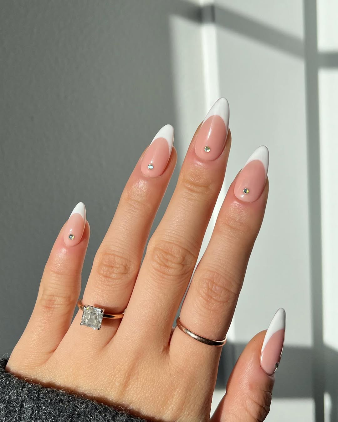 Unhas brancas leitosas com detalhe de brilho discreto para o R&eacute;veillon