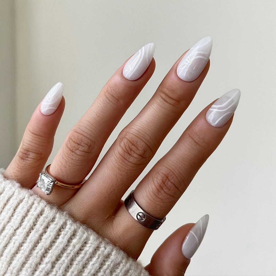Unhas brancas com decora&ccedil;&atilde;o delicada para o R&eacute;veillon