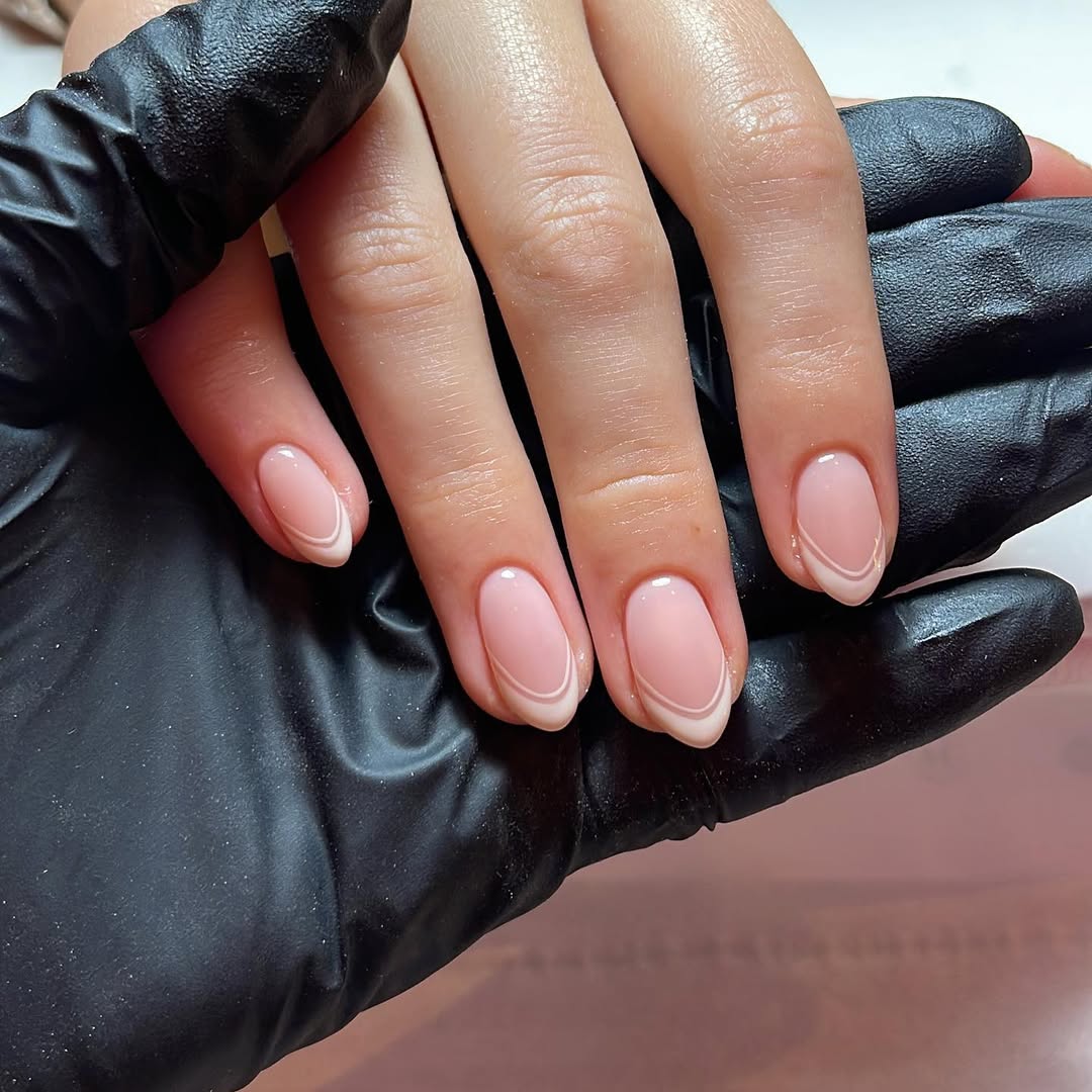 Unhas francesinha dupla branca para o R&eacute;veillon