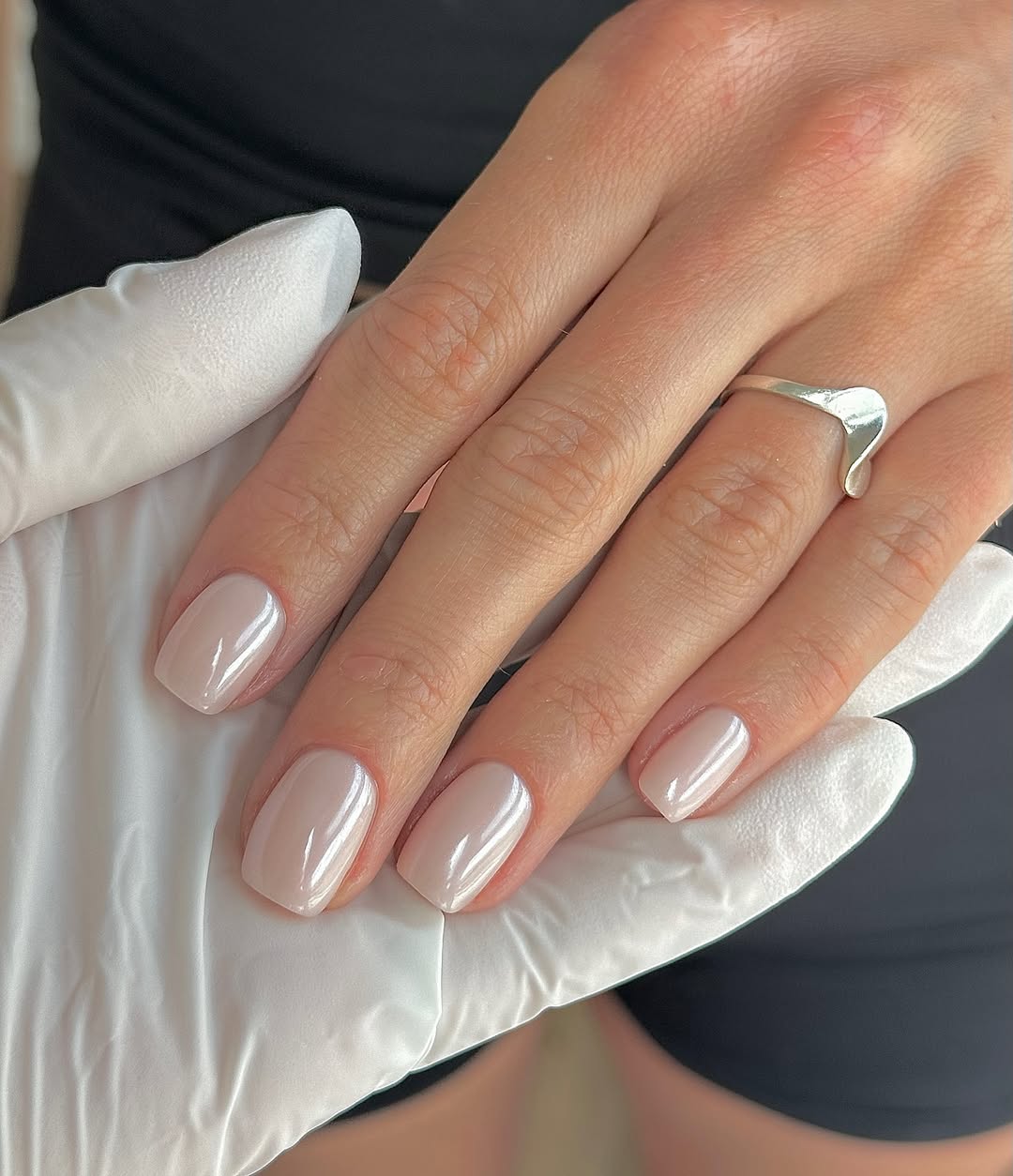 Unhas brancas peroladas delicadas para o Ano Novo