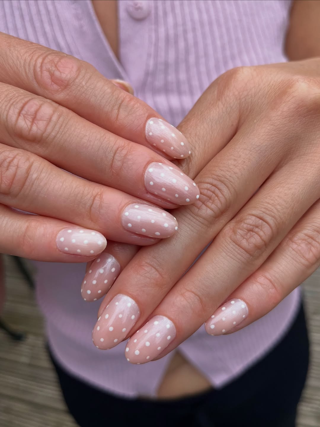 Unhas brancas com po&aacute; delicado para o R&eacute;veillon