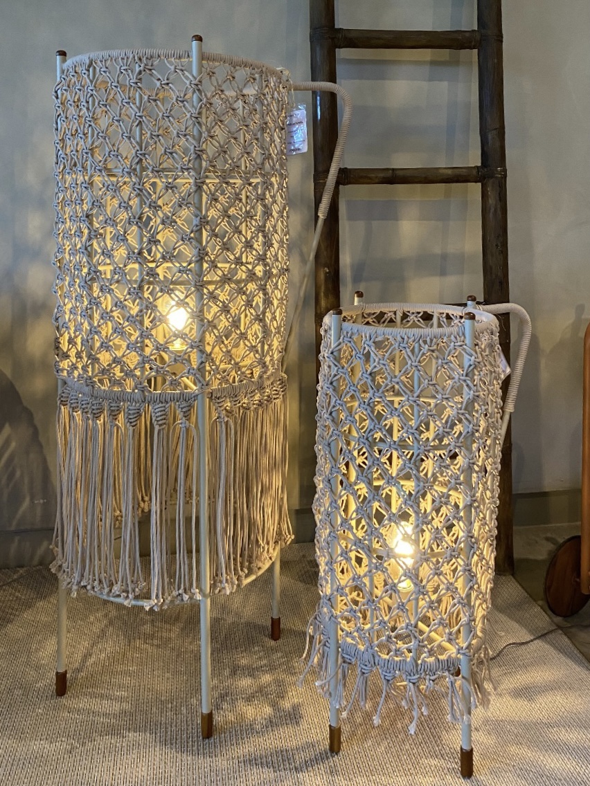 Abajur feito com corda n&aacute;utica tran&ccedil;ada &agrave; m&atilde;o e detalhes de madeira teca