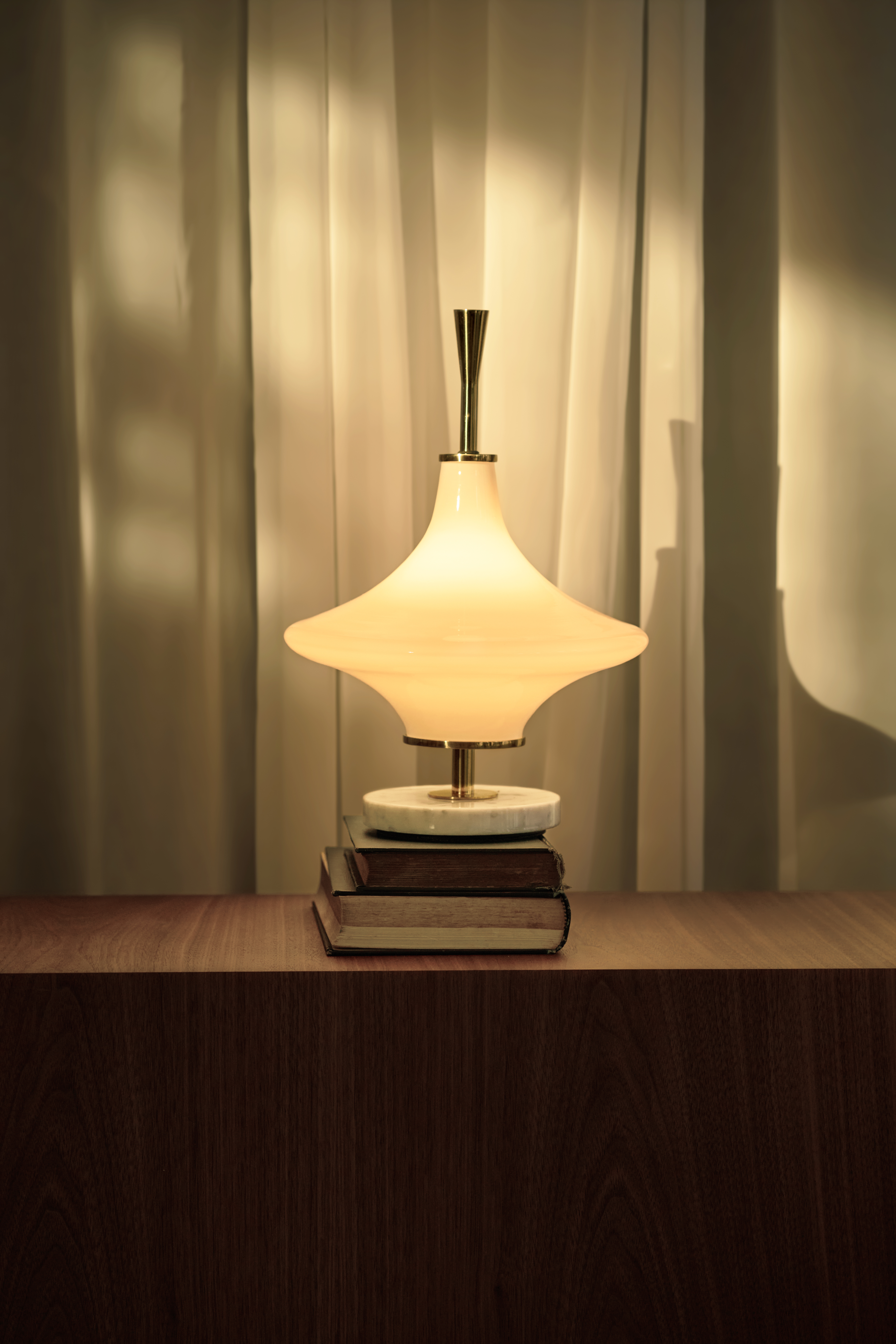 Lumin&aacute;ria escultural com luz amarela