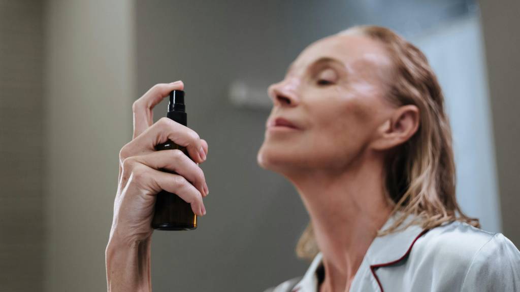 10 águas termais e sprays que refrescam a pele em segundos