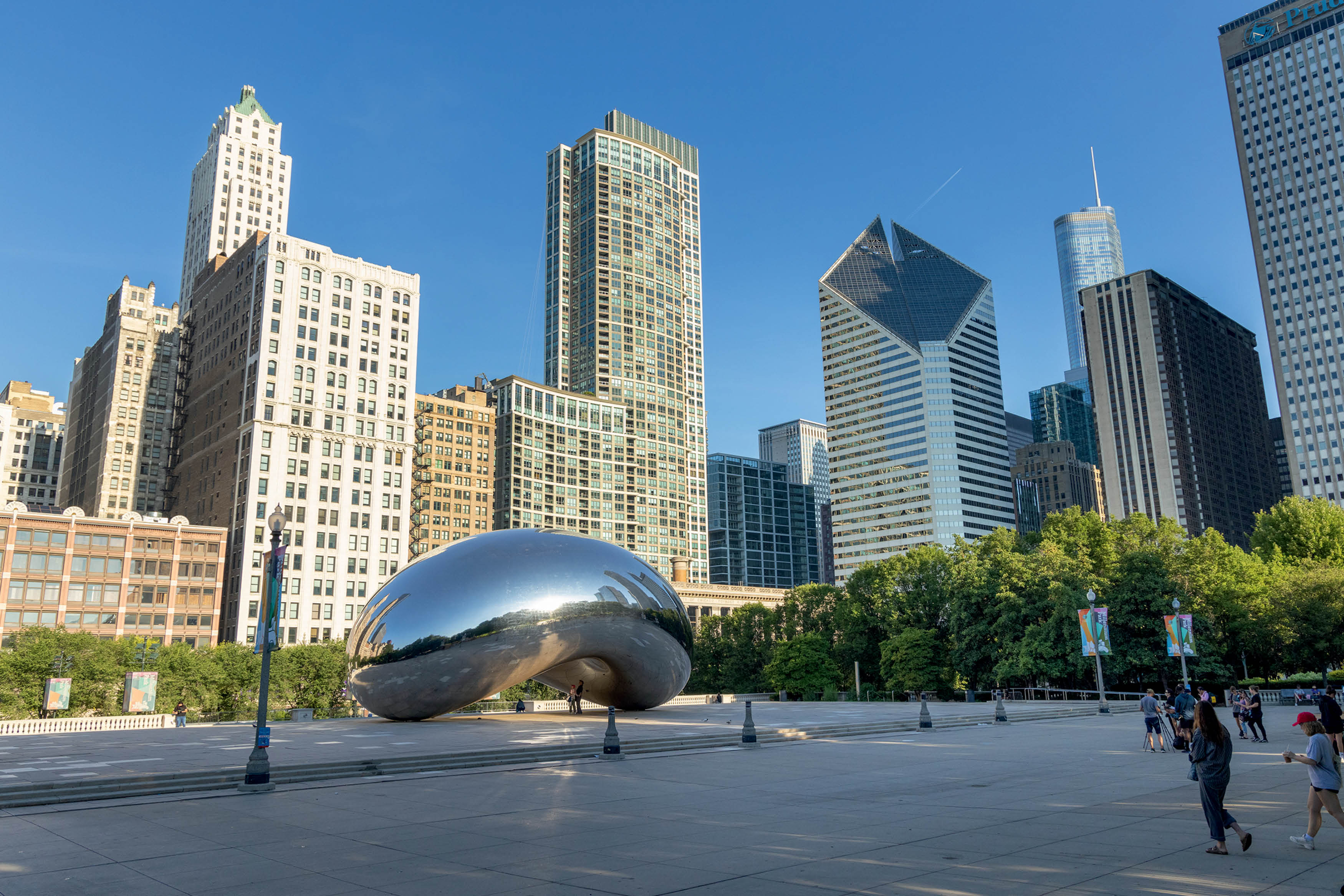 Cloud Gate, o &lsquo;The Bean&rsquo; de Anish Kapoor no Millennium Park, com pr&eacute;dios do centro de Chicago ao fundo e visitantes fotografando o cart&atilde;o-postal