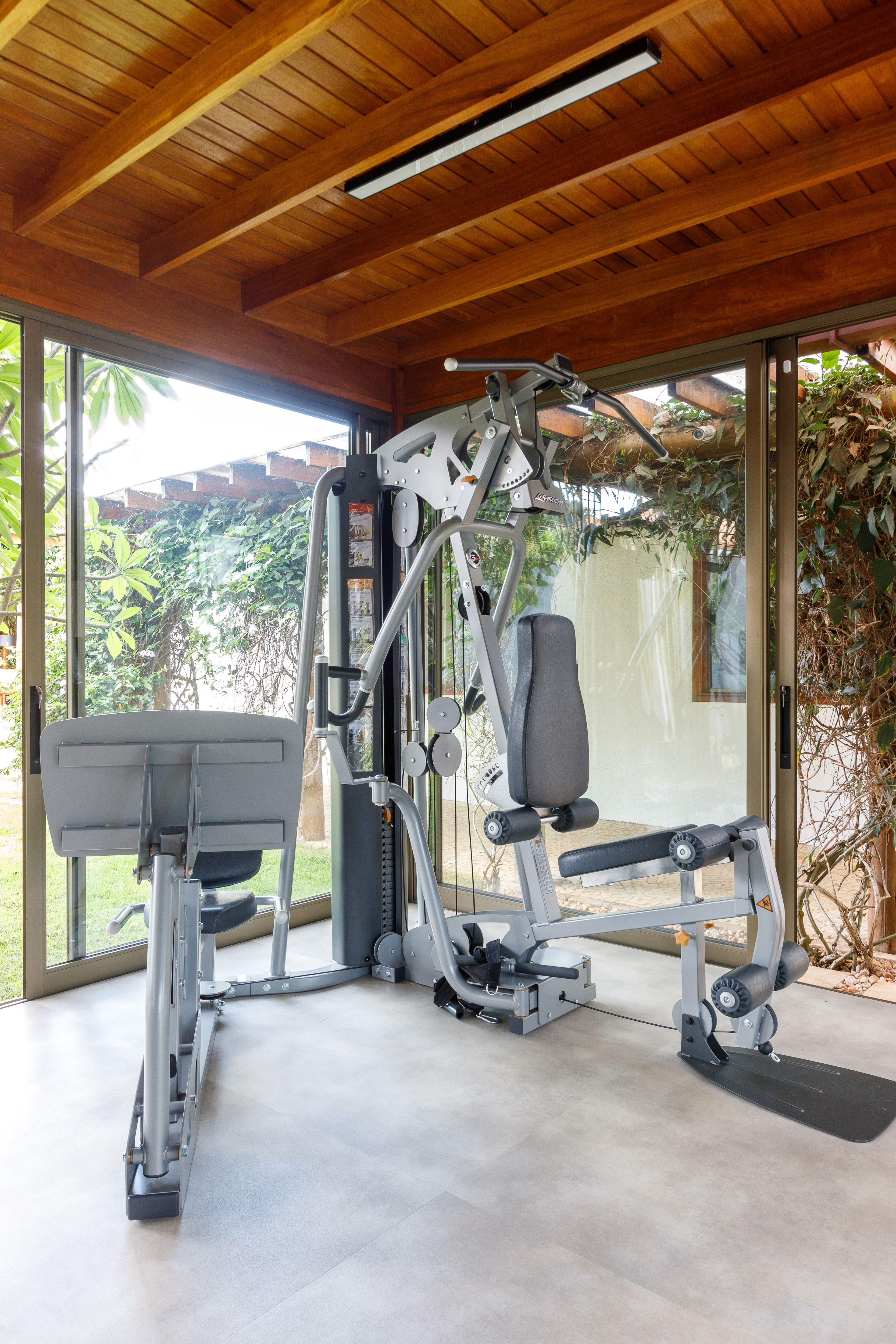 Equipamento multiarticular numa academia em casa