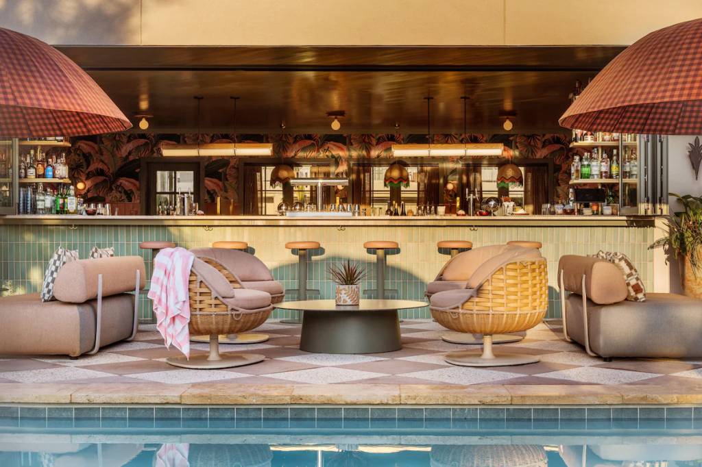 Piscina e bar de hotel luxuoso