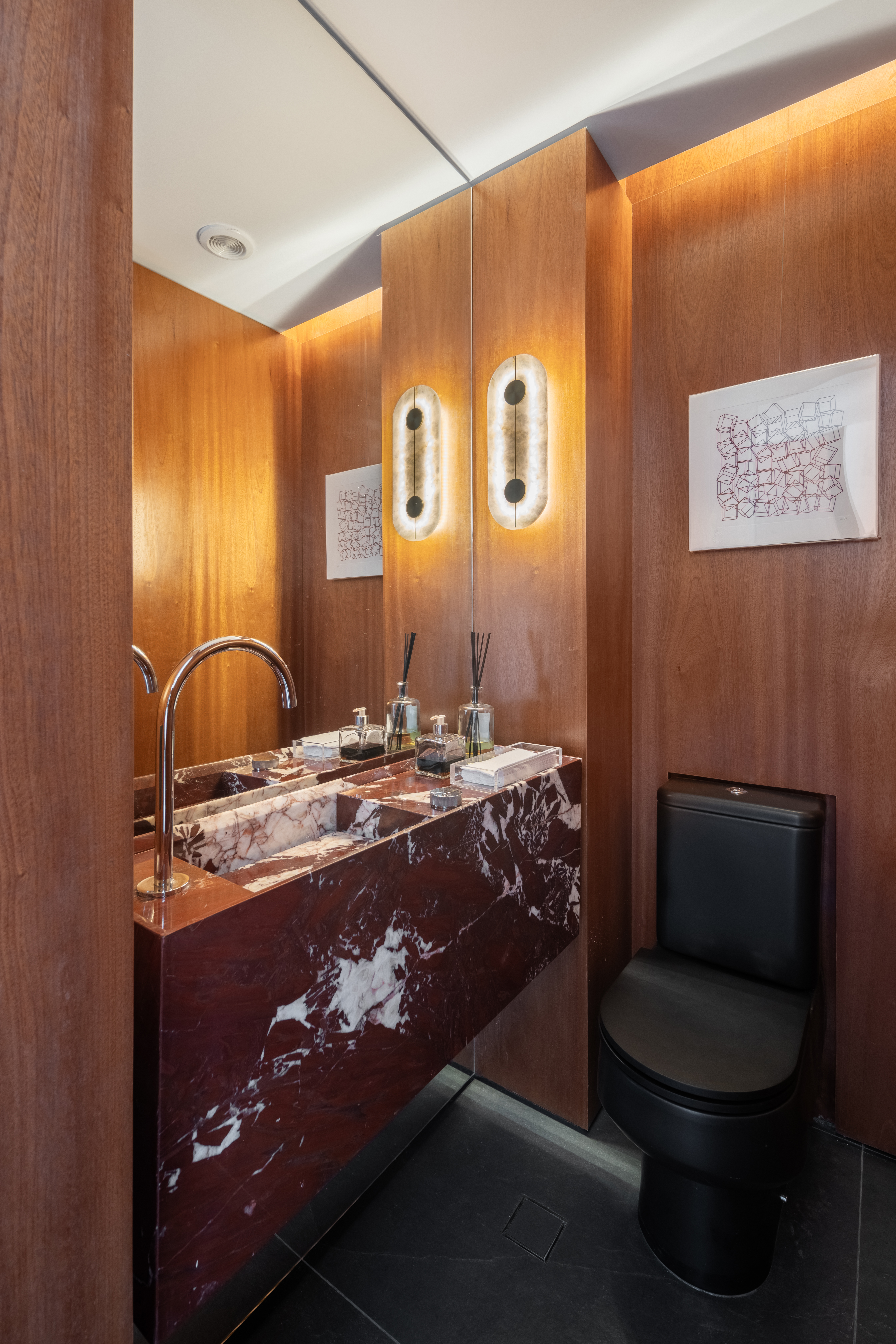 Lavabo com paredes de madeira e pia de m&aacute;rmore vermelho