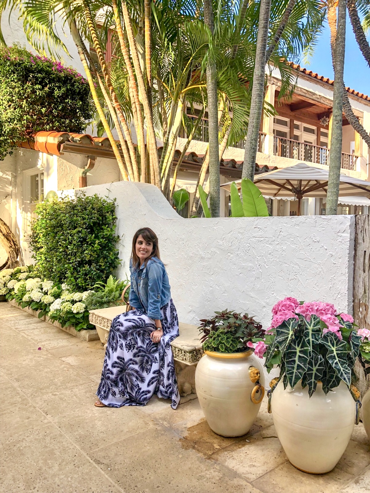 Mulher posando para foto em cal&ccedil;ada