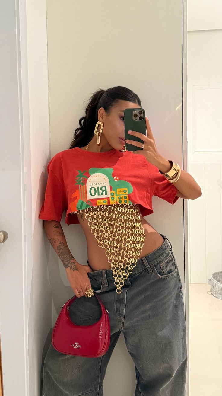 Abad&aacute; cropped com correntes met&aacute;licas traz informa&ccedil;&atilde;o de moda ao look de Carnaval 2026