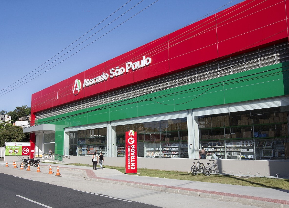 Foto da loja Atacado S&atilde;o Paulo. A loja &eacute; branca, verde e vermelho