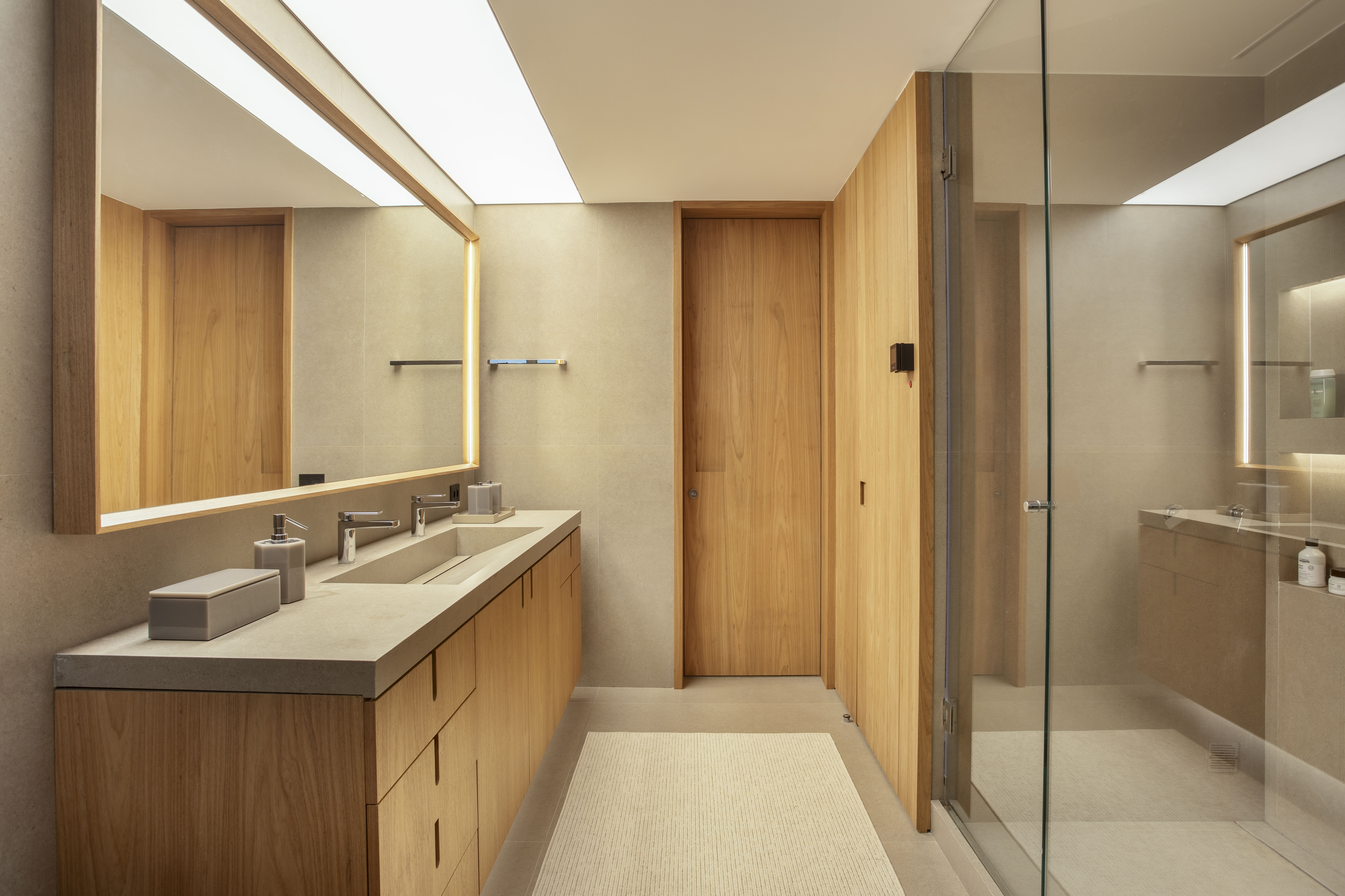 Banheiro em cores neutras e madeira com luzes automatizadas